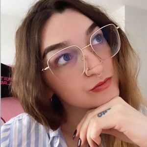 Meet your Posher, Alexia